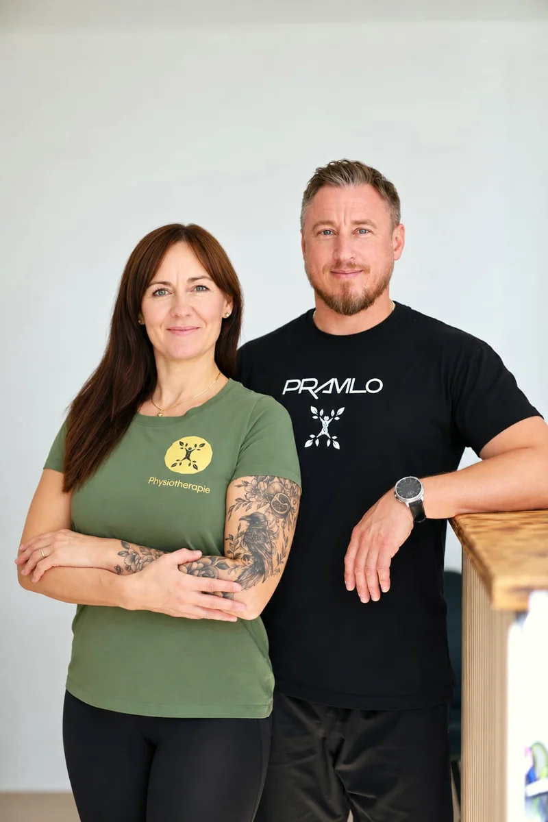 Maria und Andreas Klaus, die Inhaber der Physiotherapiepraxis Pravilo Klaus, Seite an Seite in ihrer Praxis