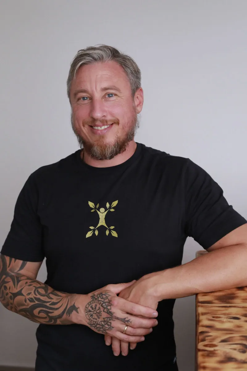 Porträt von Andreas Klaus im schwarzen Praxis-Shirt