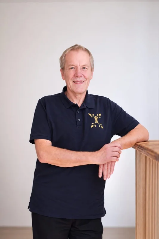 Porträt von Jörg Böse im dunkelblauen Praxis-Polo