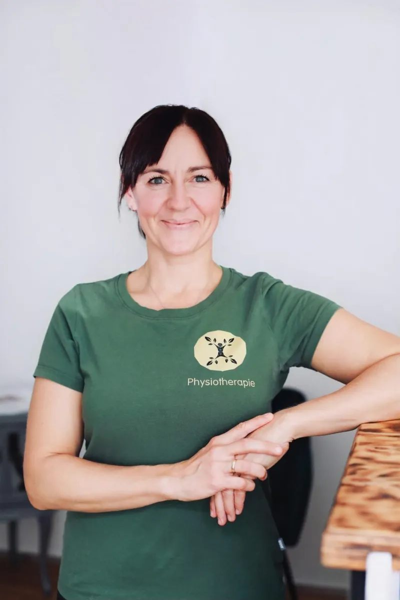 Porträt von Maria Klaus im grünen Praxis-Shirt